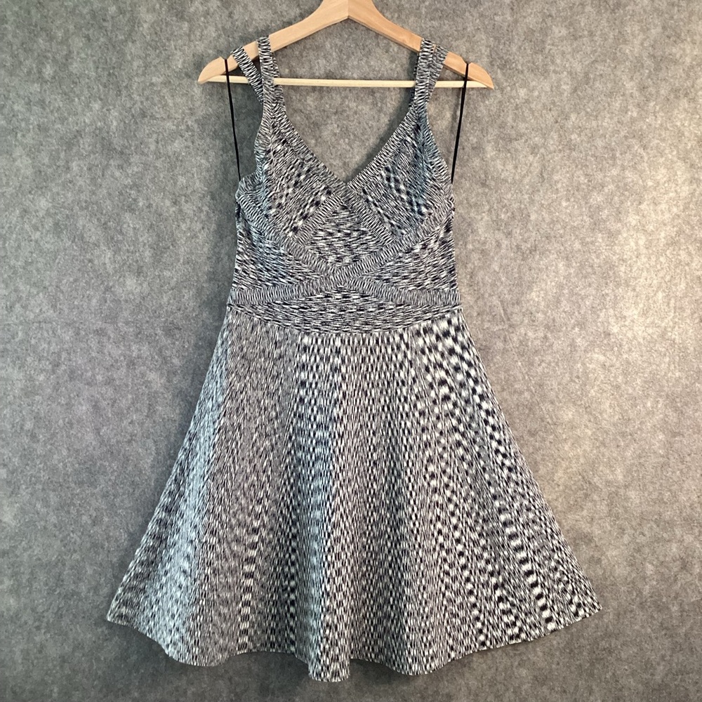 Guess Los Angels Bondage Fit & Flare Black and White Body Con Dress Size Large.
